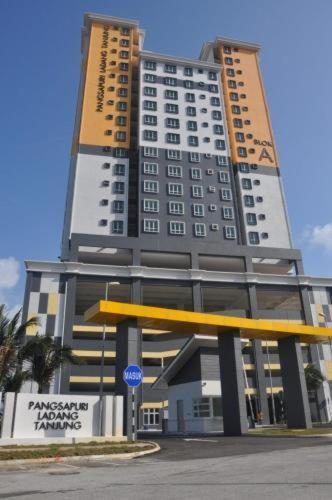 Seaside Haven Homestay Seaview Unit With Pool Opposite Ktcc & Mayang Mall - Pangsapuri Ladang Tanjung 쿠알라트렝가누 외부 사진